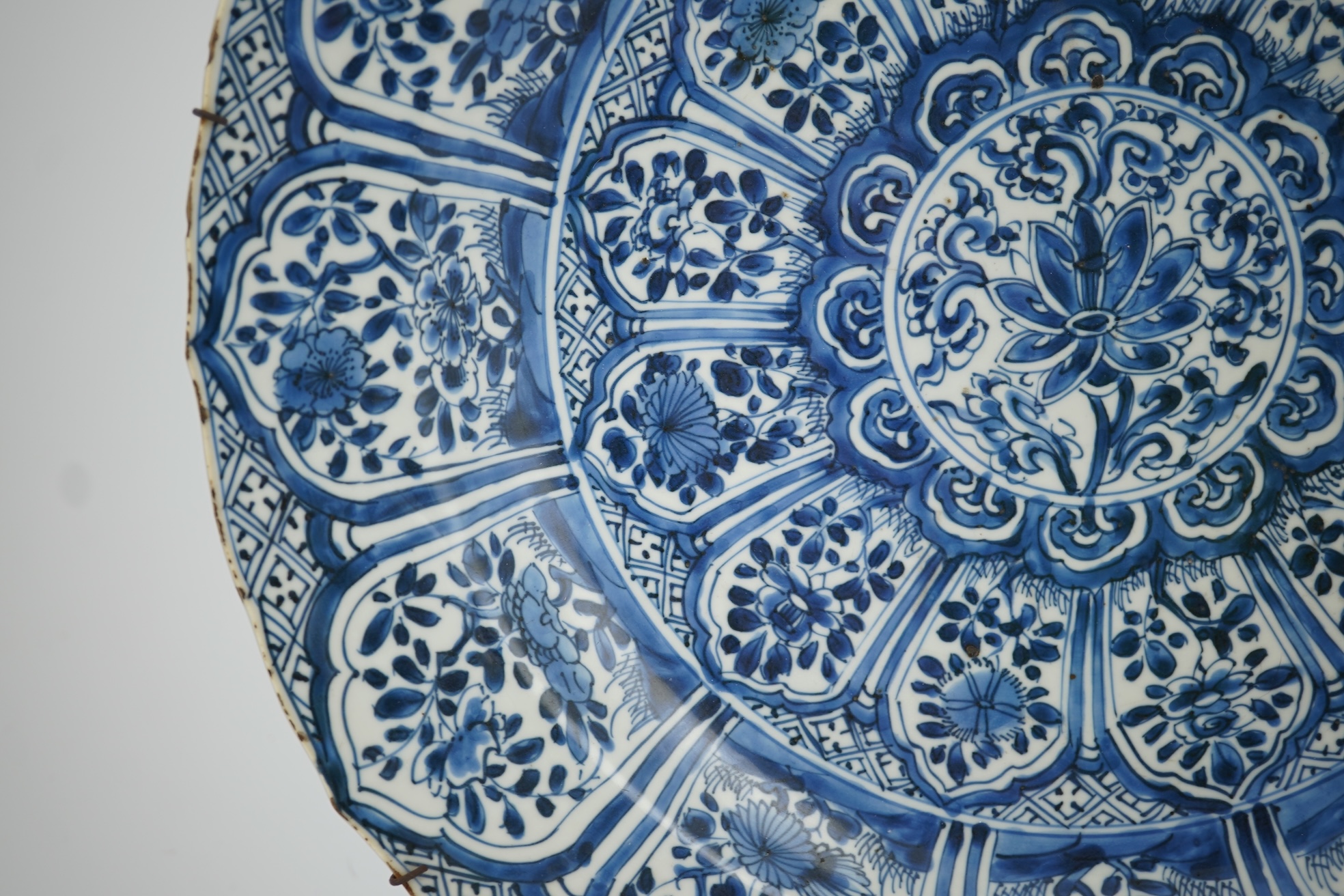 A Chinese blue and white charger, Kangxi period (1662-1722)